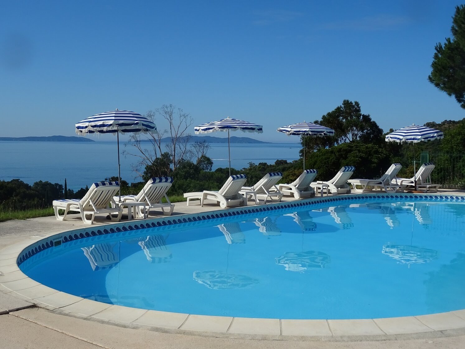Azur hotel. Ле лаванду Франция. Ле лаванду пляжи. Montenegro Azur Hotel.